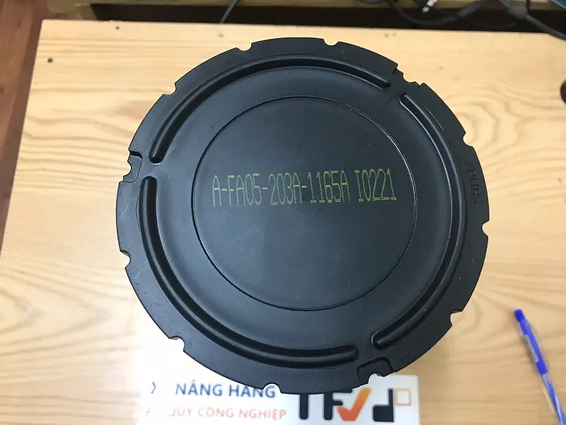 Nắp lọc gió xe nâng Toyota 17741-23600-71 nhìn từ đầu kín