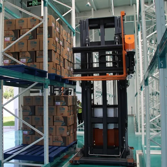 Xe nâng VNA Zowell VDA116 nâng hàng lên kệ cao