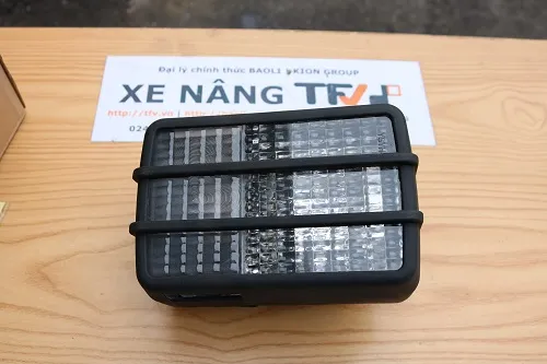 Đèn pha xe nâng Toyota 7FD10-45 mã HS-LL080 mặt kính thuỷ tinh