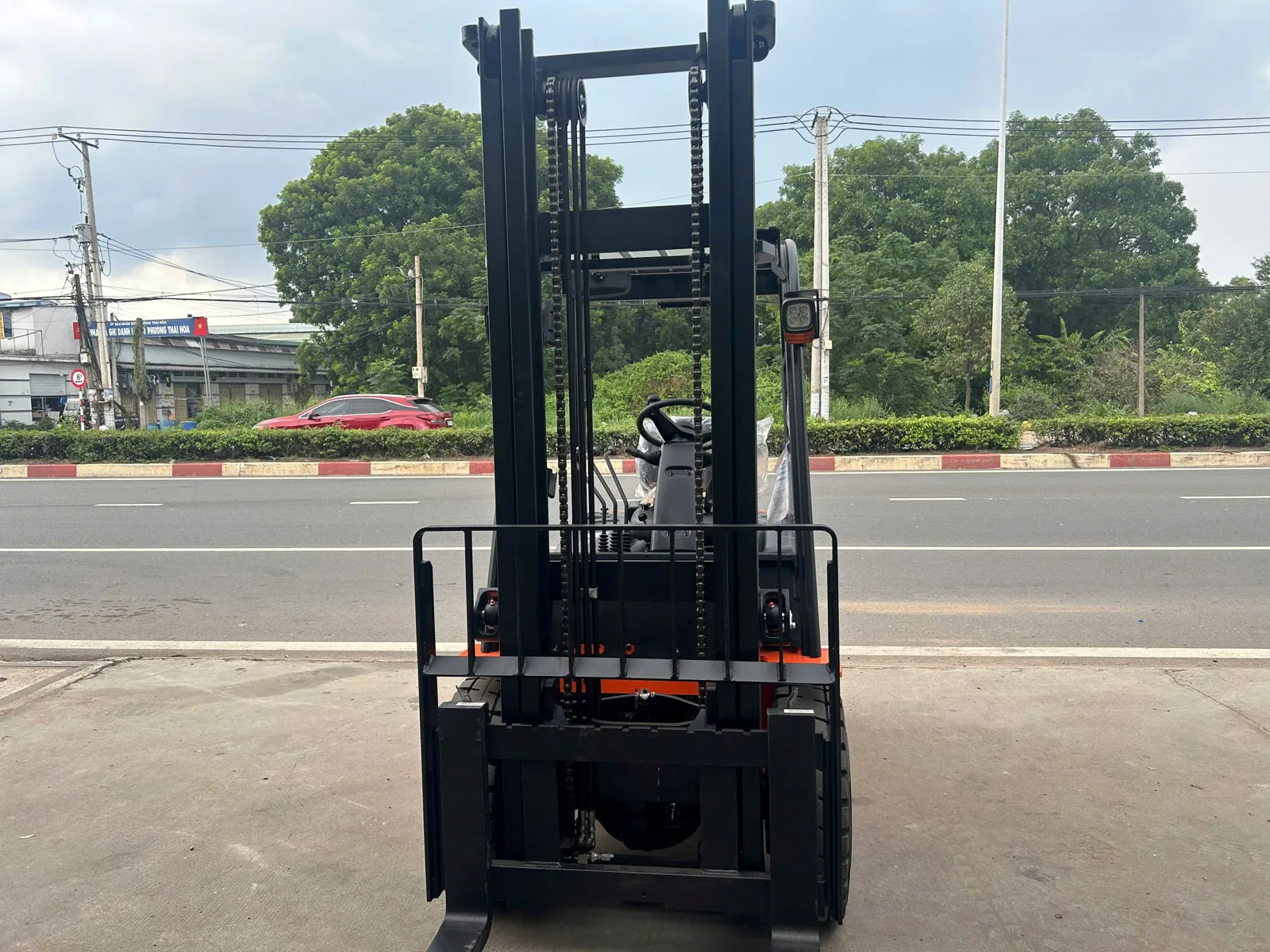Khung nâng xe nâng điện Interlift EFL303 nhìn thẳng phía trước