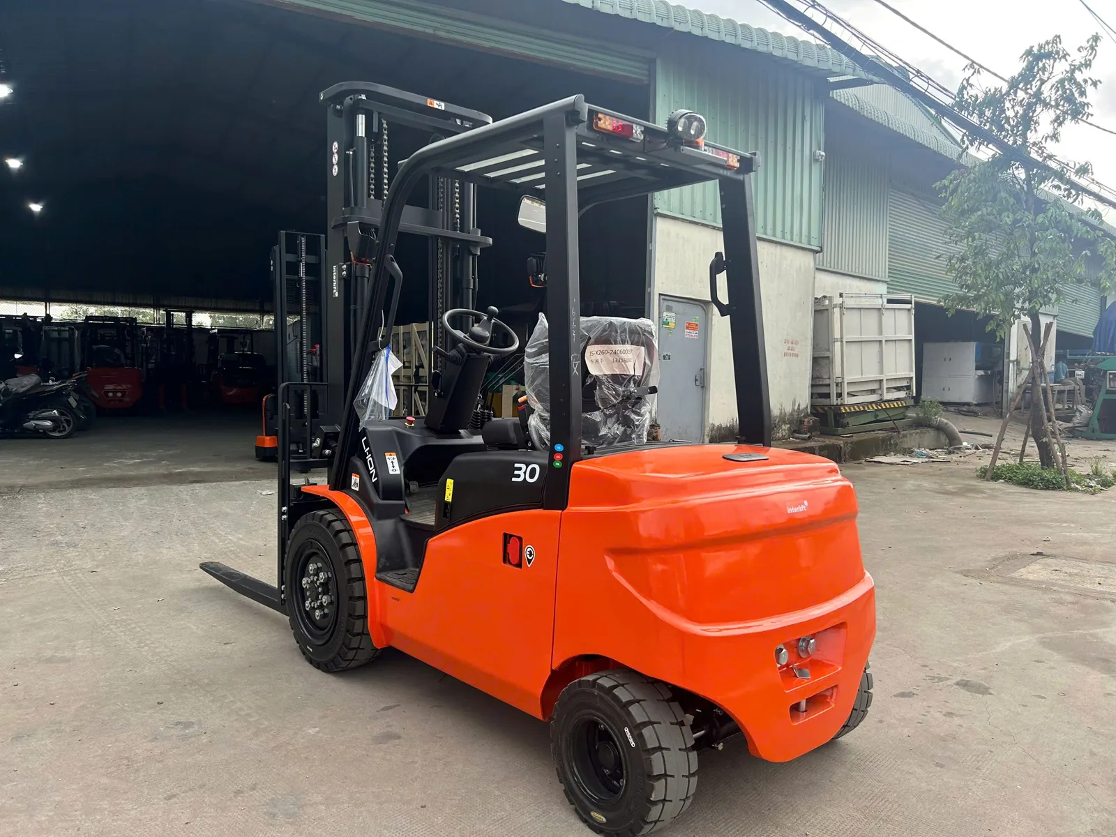 Khung gầm và đối trọng xe nâng điện Interlift EFL303