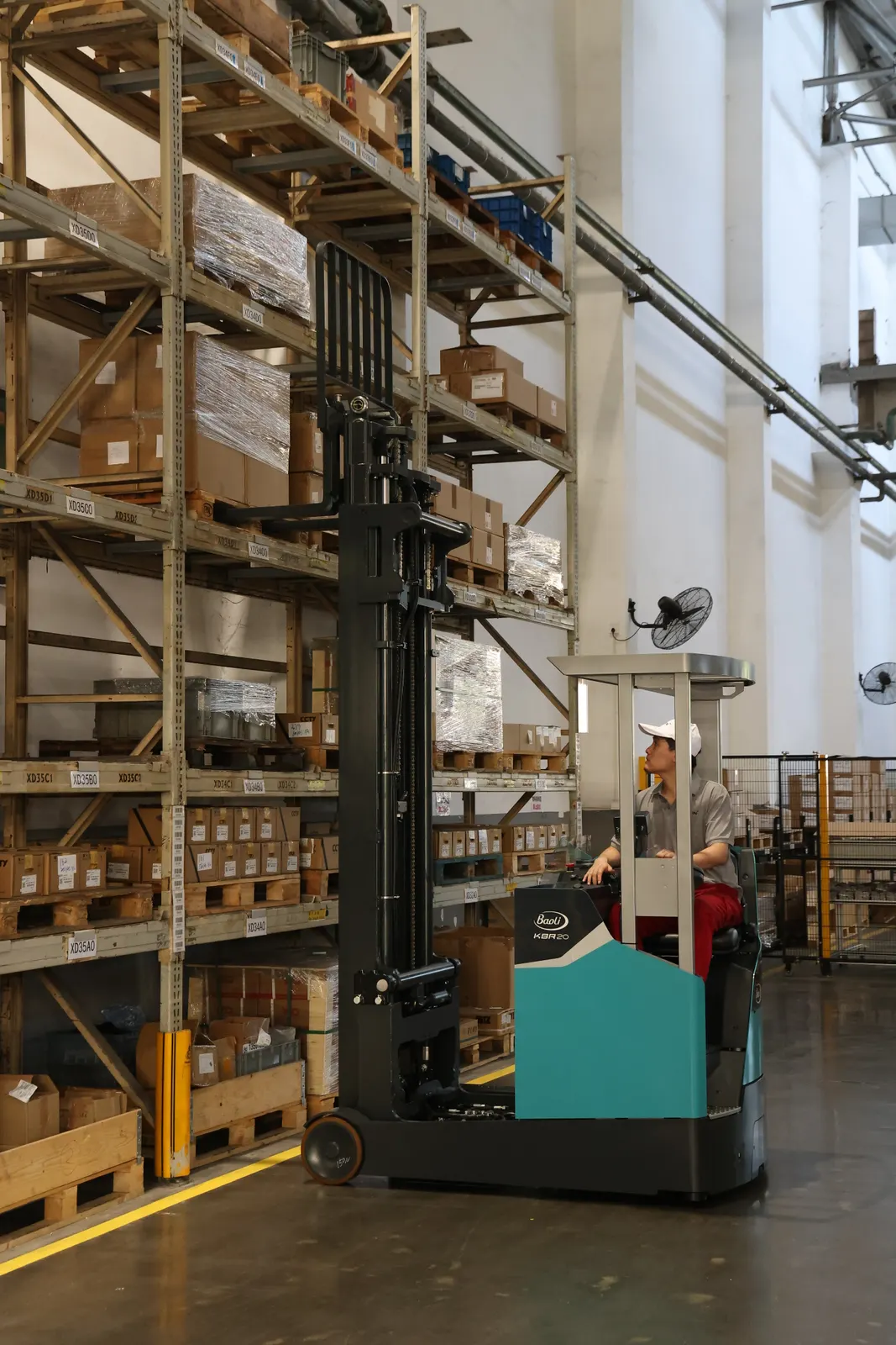 Xe nâng reach truck Baoli KBR16Li — vươn càng lấy pallet ở tầng kệ cao