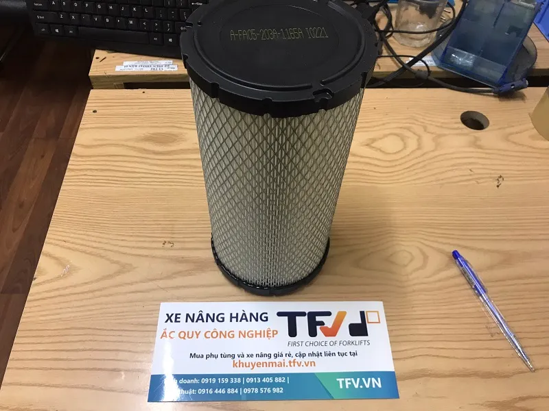 Lọc gió xe nâng Toyota 6-8FD đặt đứng nhìn rõ lưới kim loại
