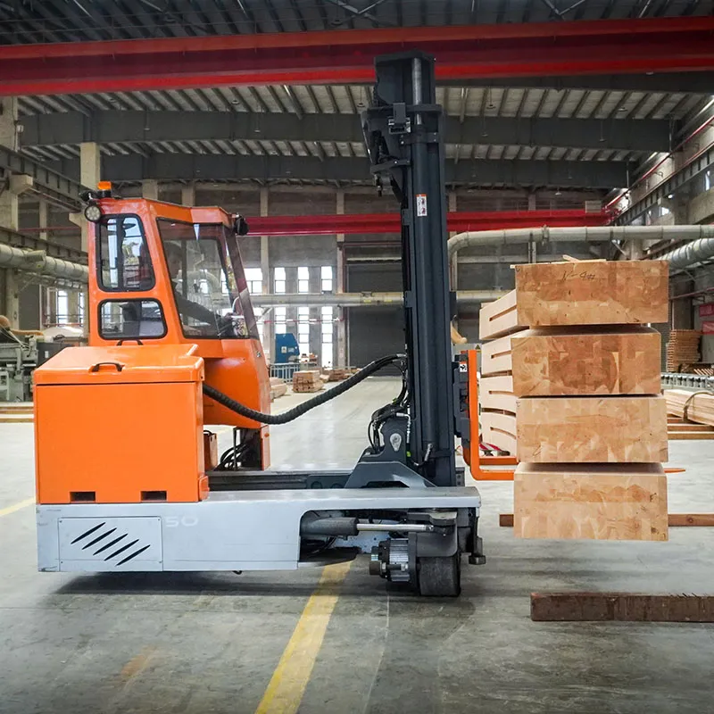 Xe nâng hông điện Zowell WSHM150 nâng khối gỗ trong xưởng