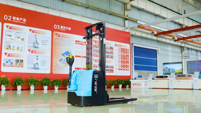 Xe nâng stacker Sany trong nhà trưng bày sản phẩm