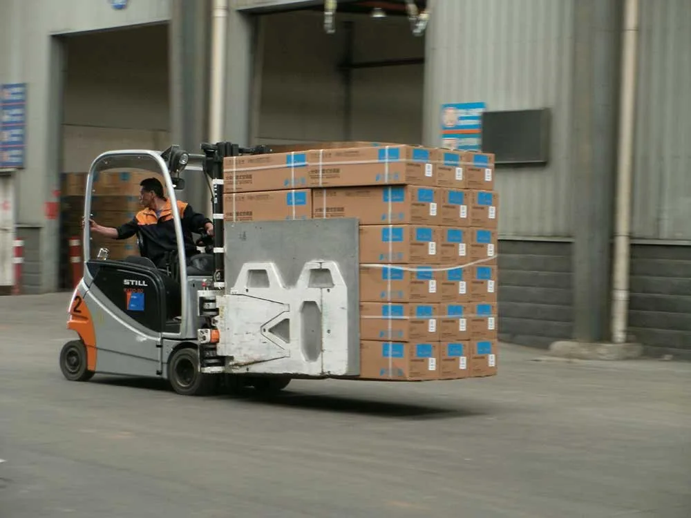 Kẹp thùng carton xe nâng nhấc khối thùng hàng