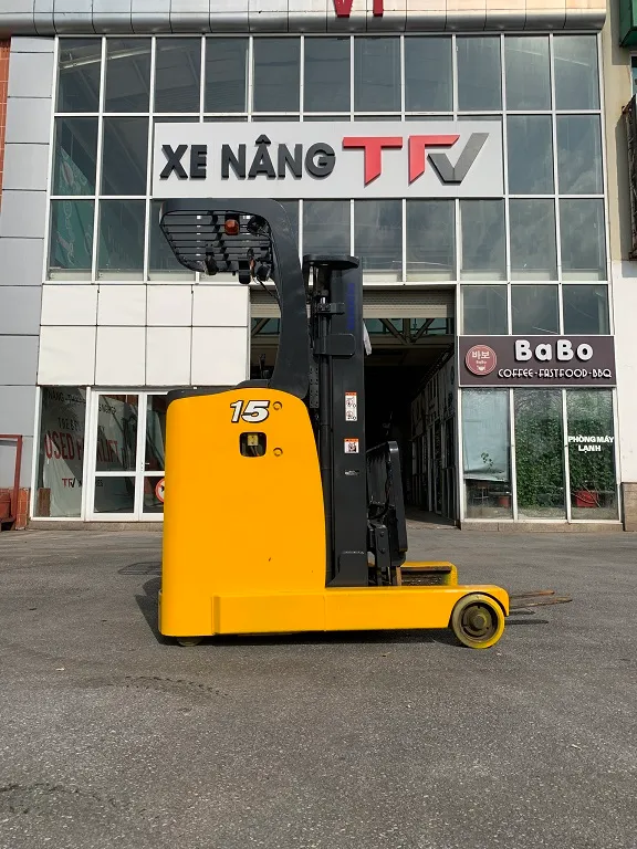 Xe nâng reach truck Komatsu tại TFV