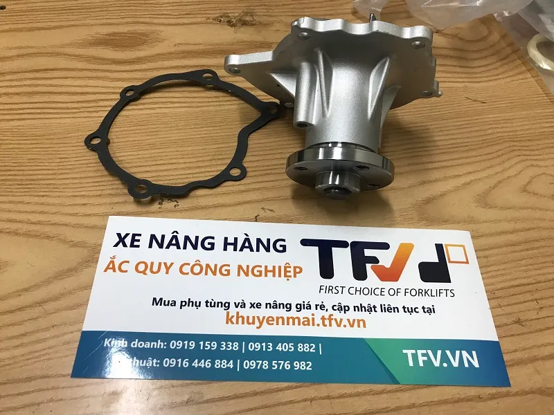 Bơm nước làm mát xe nâng Toyota 7FD 8FD nhìn ngang thân bơm
