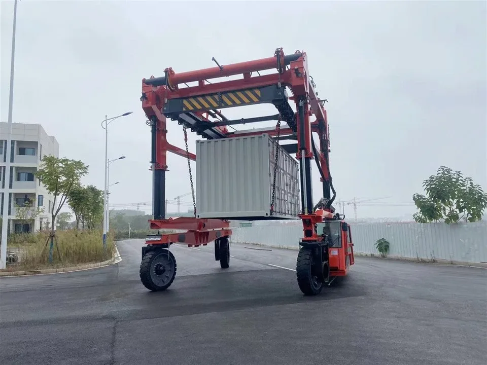 Straddle carrier SOCMA 45 tấn nâng container