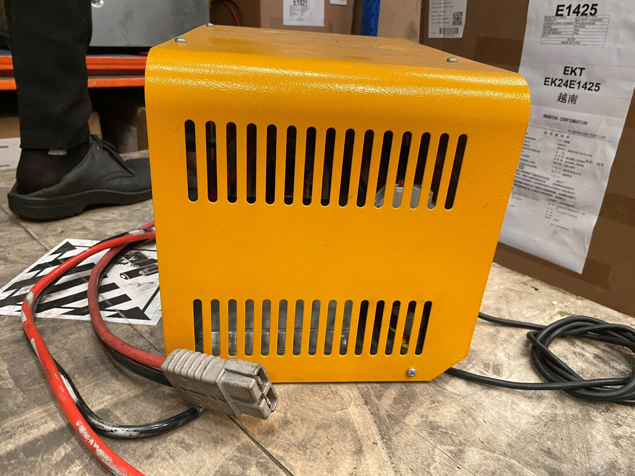 Máy sạc ắc quy hiệu XS 1 pha 24V 40A mã 1913-001 sử dụng cho xe nâng, hàng mới 100%