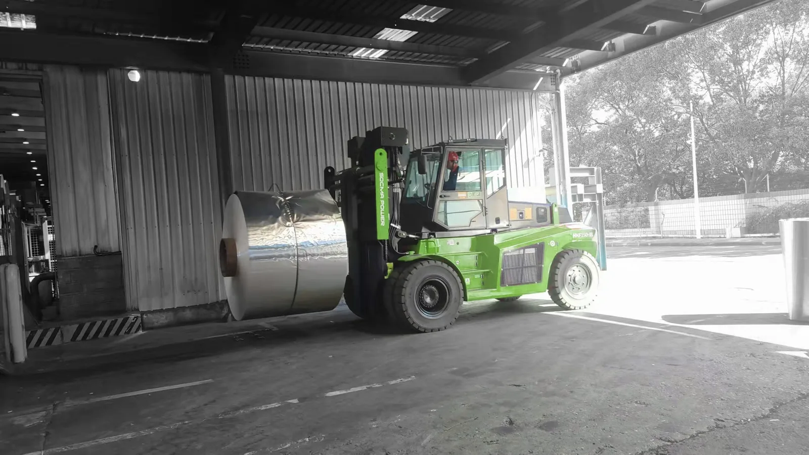 Xe nâng điện SOCMA 12 tấn nâng cuộn hàng trong kho