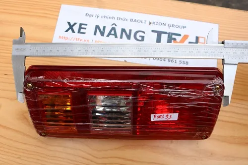 Đo chiều dài cụm đèn xi nhan HS-LL060 mã P.00393 bằng thước cặp