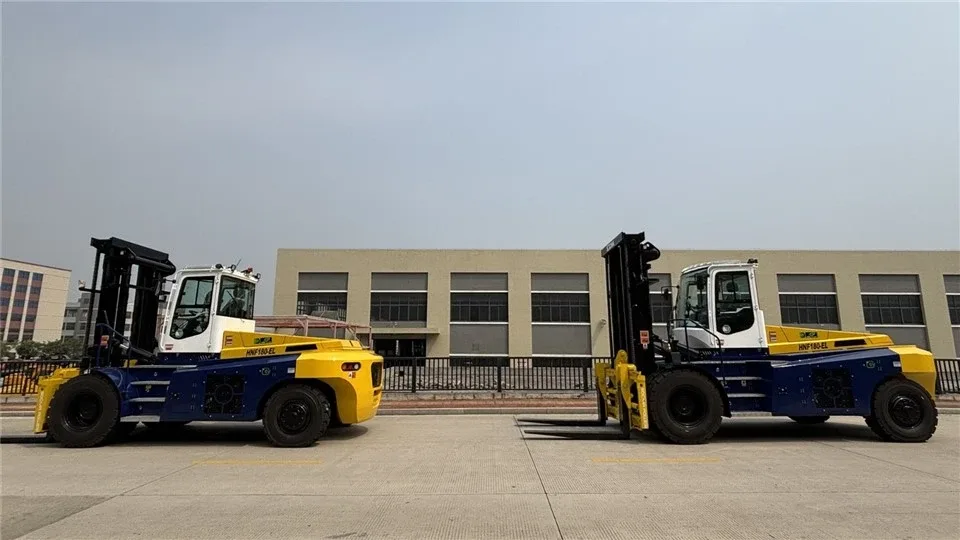 Hai xe nâng điện SOCMA HNF180-900EL-A/C trên bãi