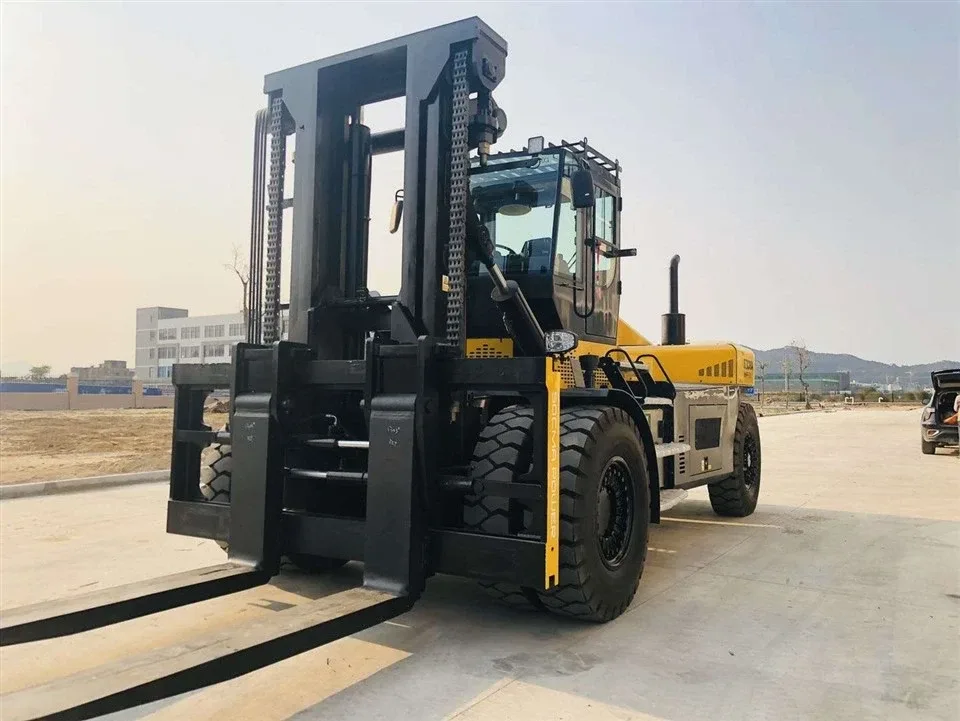 Khung gầm và lốp của Xe nâng dầu SOCMA HNF320 32 tấn