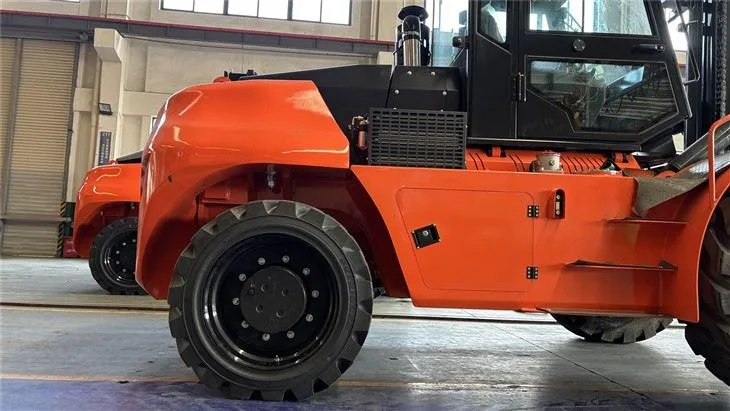 Xe nâng địa hình SOCMA HNY80 nhìn ngang