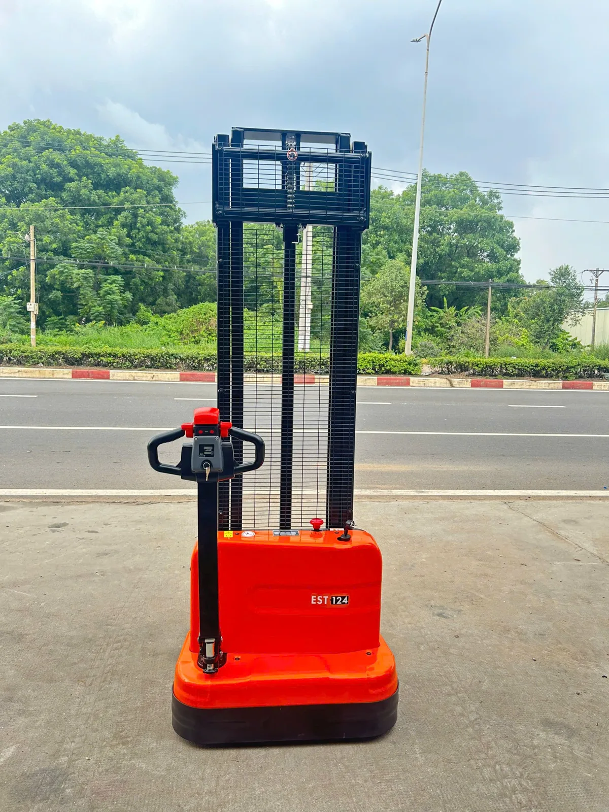 Vỏ kim loại và khung nâng xe nâng điện stacker Interlift EST124