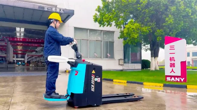 Người lái đứng trên bàn đứng xe nâng tay điện Sany SCB20A6