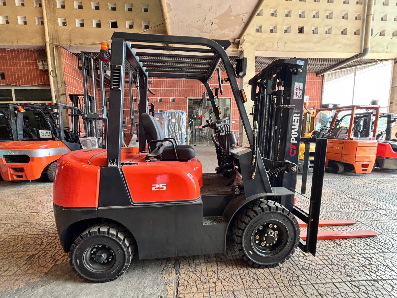 Thân xe liền khối của xe nâng dầu CT Power FD25