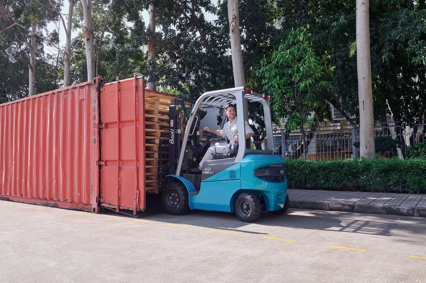 Xe nâng điện Baoli KBE20-25 cạnh container