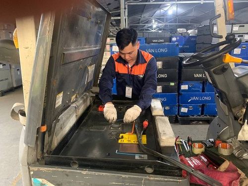 Kĩ thuật viên kiểm tra xe nâng trước khi giao xe