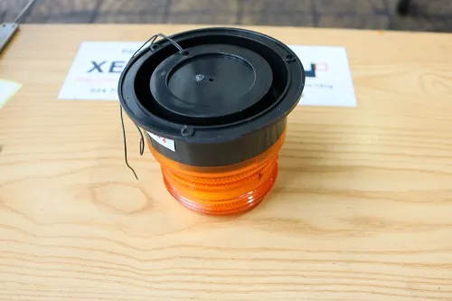 Mặt đế đèn cảnh báo xe nâng HS-B00001 và dây nguồn để đối chiếu mã