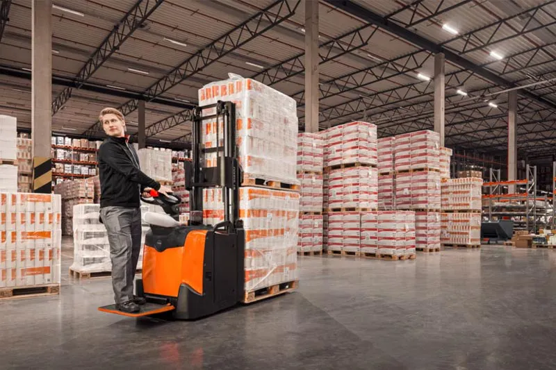 Xe nâng tay có bệ đứng BT Staxio SPE160