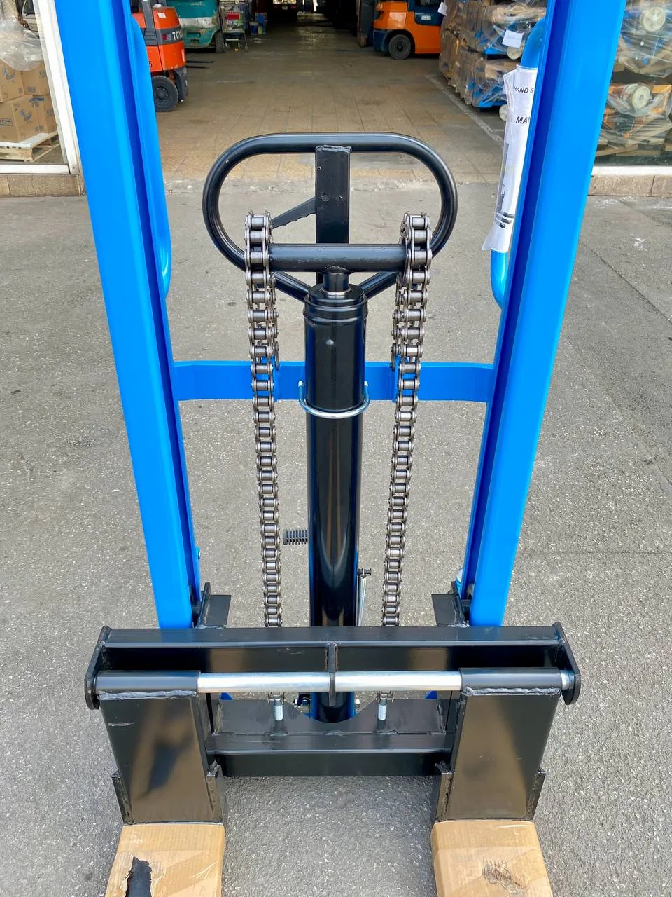 Tay bơm và xích nâng của xe nâng tay cao Interlift CTY-E2.0T
