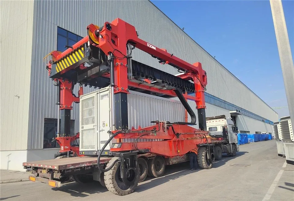 Straddle carrier SOCMA 60 tấn chở hàng