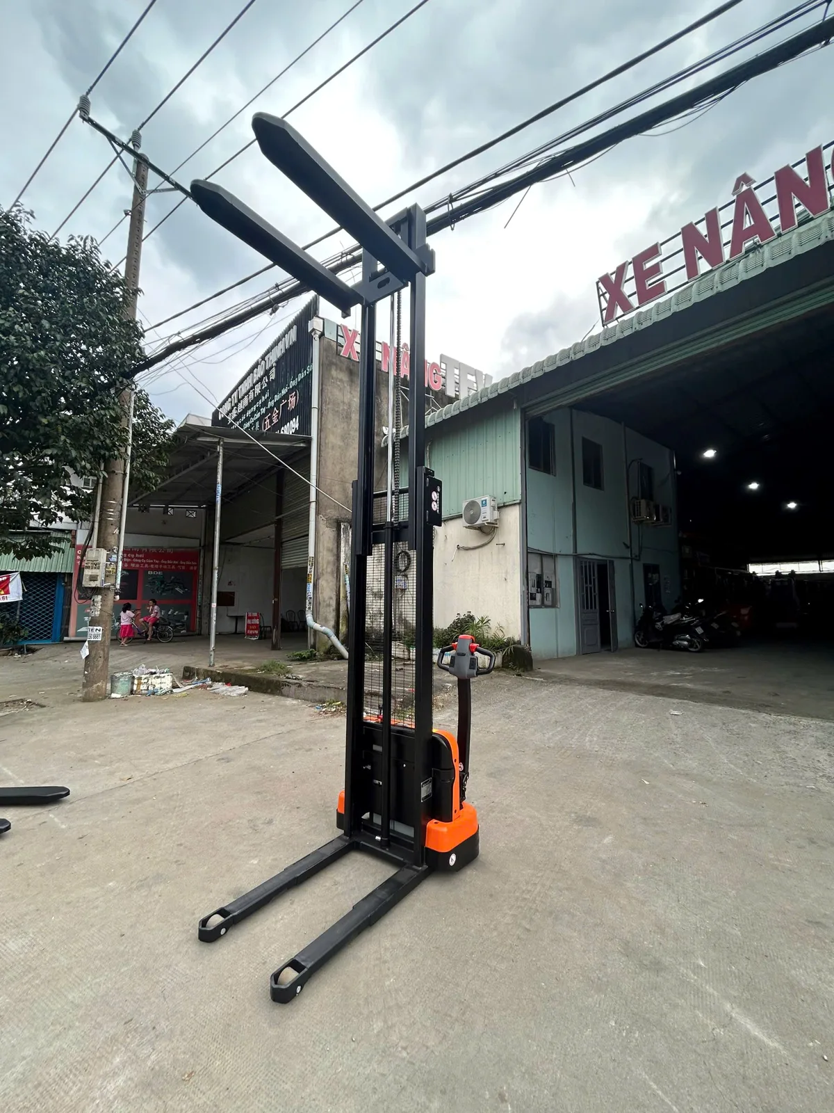 Xe nâng điện stacker Interlift EST124 nhìn từ phía trước càng