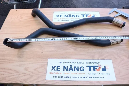 Đo chiều dài ống dẫn nước làm mát xe nâng Toyota 8FD bằng thước dây