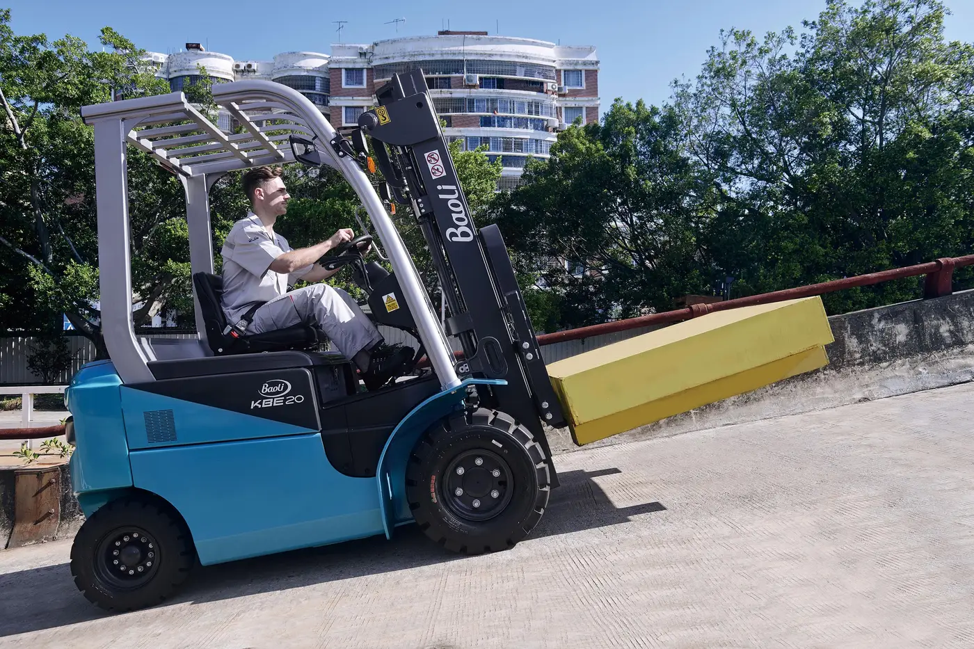 Xe nâng điện Baoli KBE25-01 2,5 tấn leo dốc ngoài trời