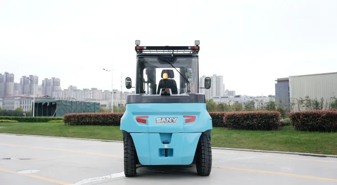 Xe nâng điện Sany SCP80C6 — làm việc ngoài trời