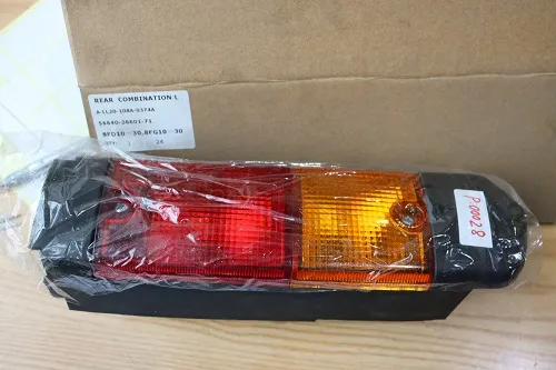 Thay đèn hậu xe nâng Toyota 8FD 56630-26601-71