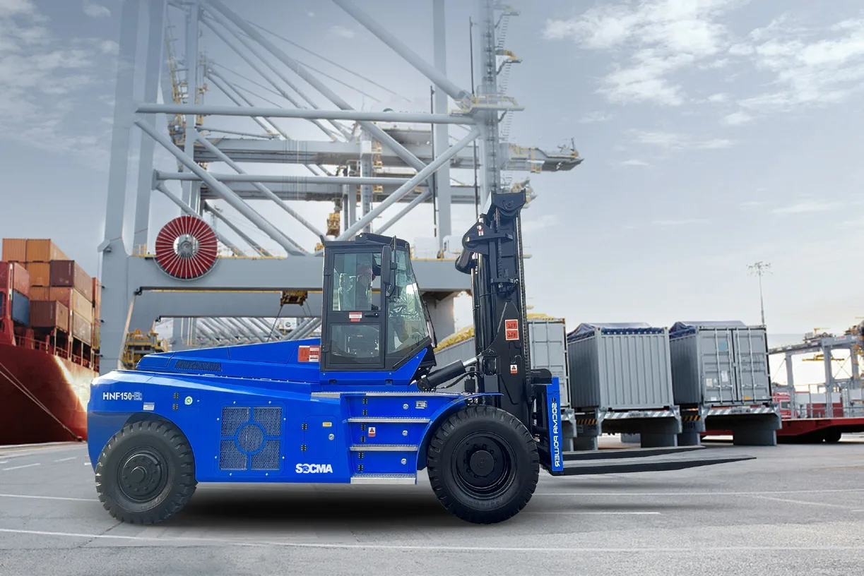 Xe nâng điện SOCMA làm việc tại cảng