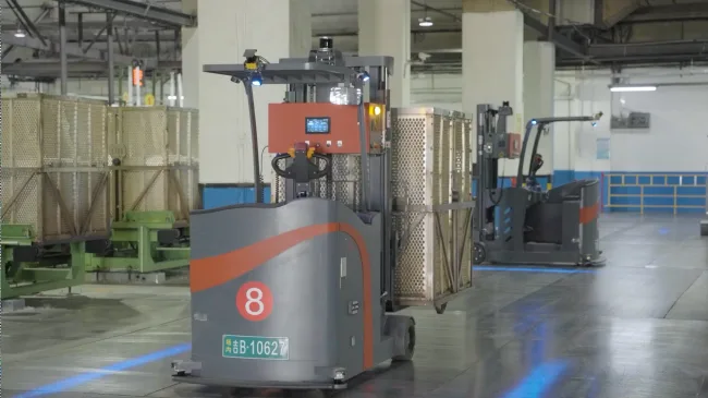 Xe nâng tự động Sany chở lồng hàng trong kho