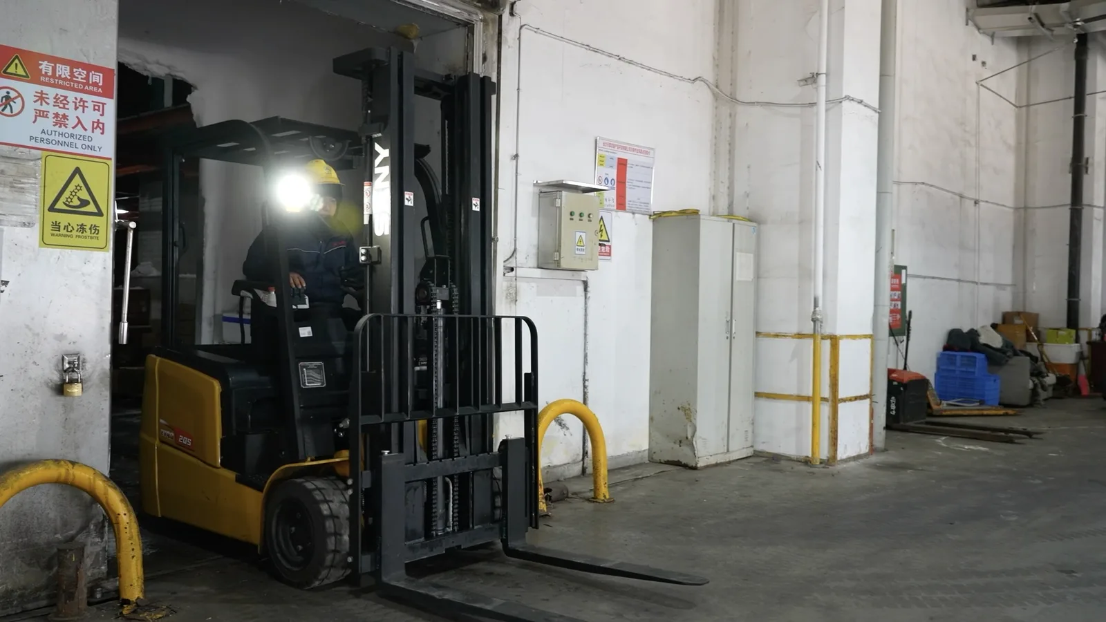 Xe nâng điện 3 bánh Sany SCP16S ra vào kho lạnh