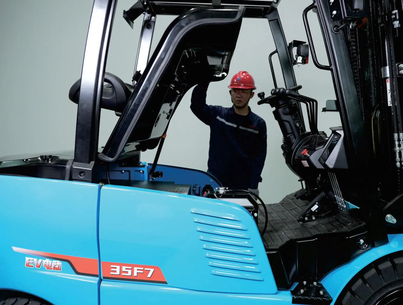 Người lái trên xe nâng điện Sany SCP35F7