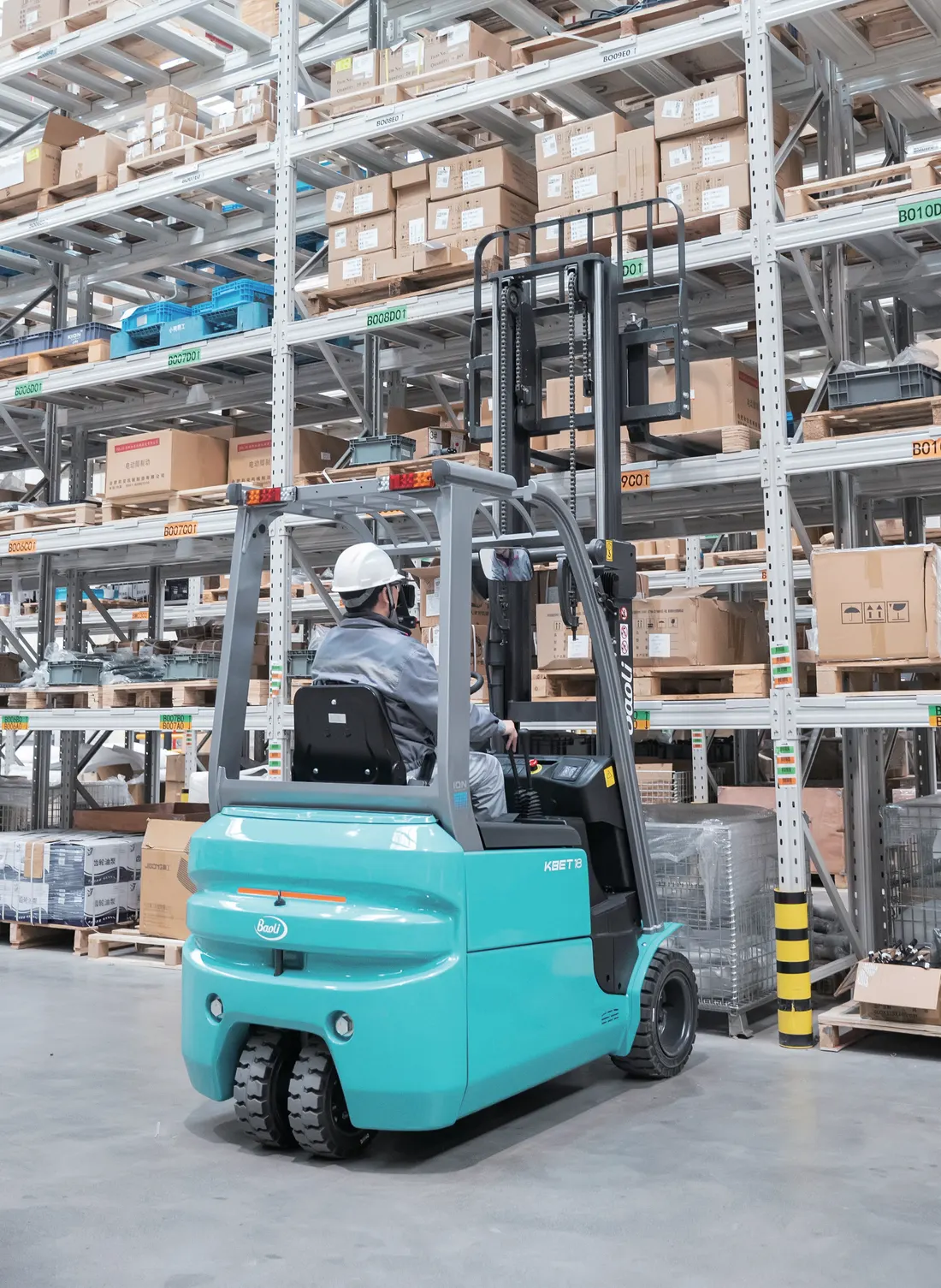 Xe nâng điện 3 bánh Baoli KBET15-Li-01 vận hành giữa hai dãy kệ