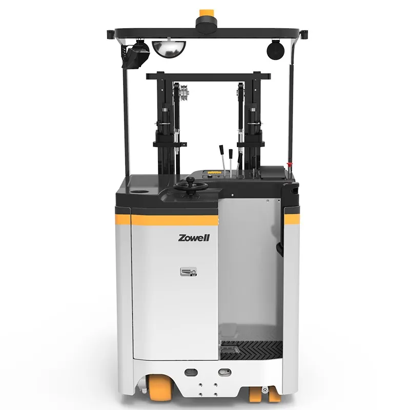 Xe nâng reach truck Zowell FRA118 nhìn từ phía sau vào khoang đứng lái