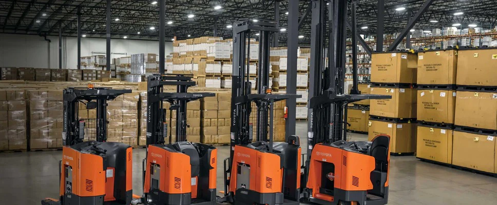 Reach truck khác gì forklift thường? So sánh và tư vấn chọn xe