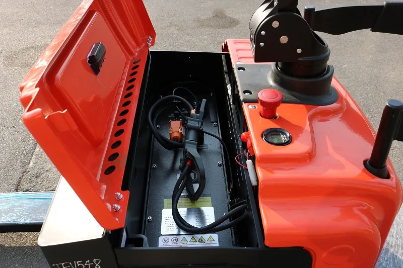 Khoang pin và nút dừng khẩn cấp xe nâng tay điện Heli CBD25J-RLI