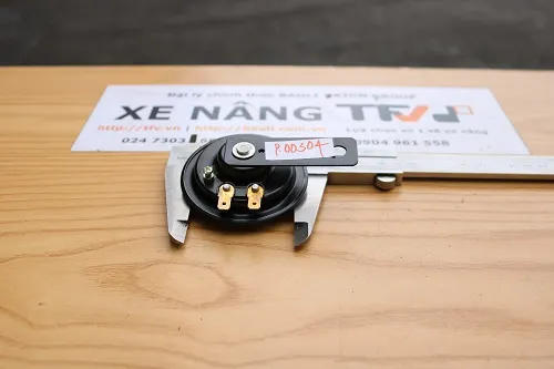 Đối chiếu kích thước còi xe nâng 48V P.00304 bằng thước cặp
