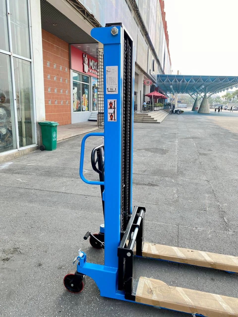 Bánh PU và tay đẩy của xe nâng tay cao Interlift CTY-EH1.5T