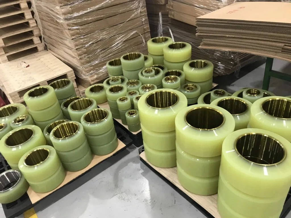 So sánh cỡ bánh xe nâng đứng lái PU dải 1,0–1,3 tấn và 1,4–1,8 tấn trên pallet