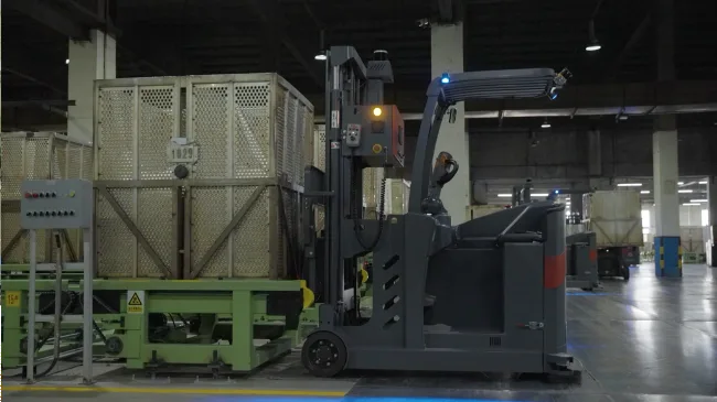 Xe nâng tự động Sany lấy lồng hàng cạnh giá đỡ