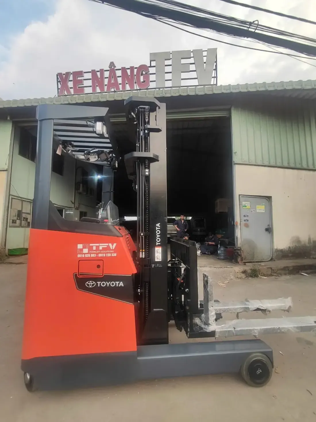 Xe nâng reach truck tại xưởng xe nâng TFV trước khi bàn giao