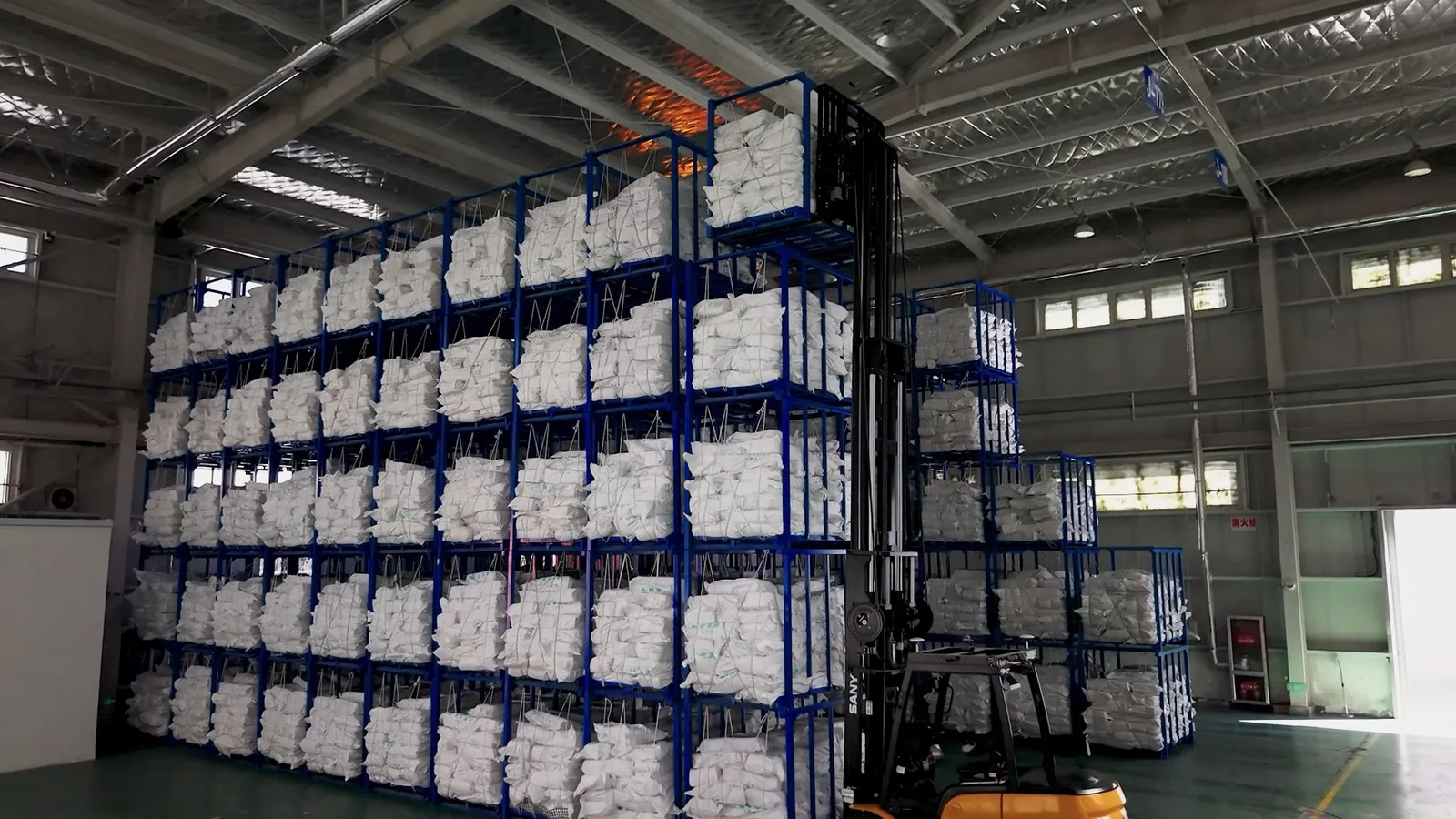 Xe nâng Sany làm việc trong kho hàng
