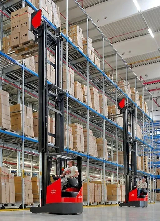 Reach truck khác gì forklift thường? So sánh và tư vấn chọn xe