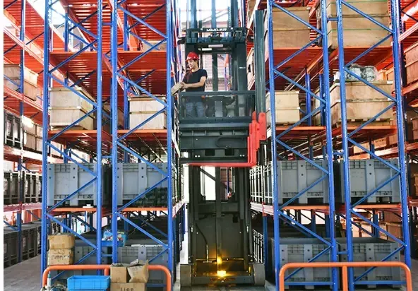 Xe nâng 3 chiều VNA MiMA MCC giữa hai dãy kệ cao