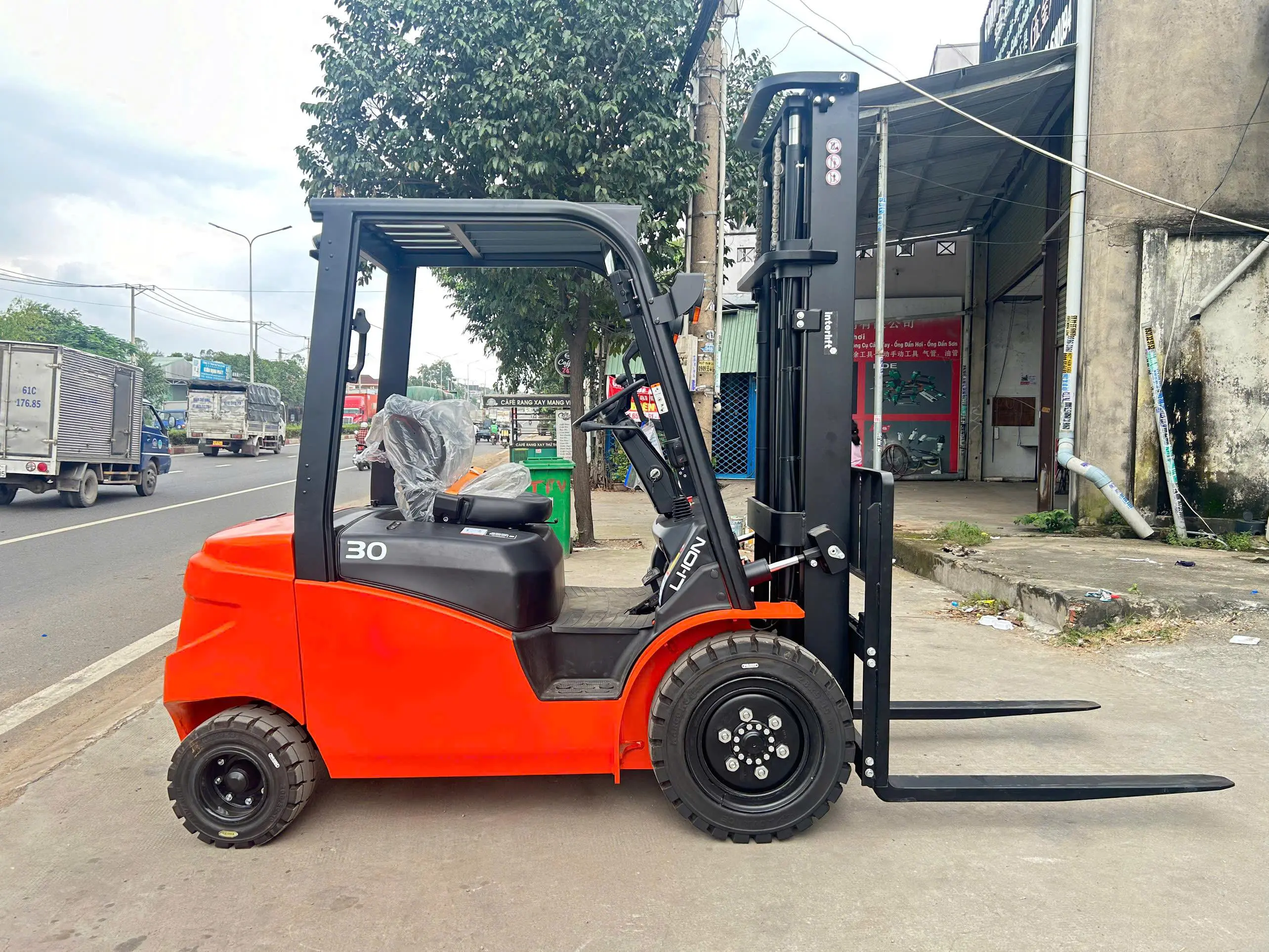 Xe nâng điện Interlift EFL303 3 tấn nâng cao 4m sản xuất 2024 mới 100%. Mã XM.B30EPS40.00749